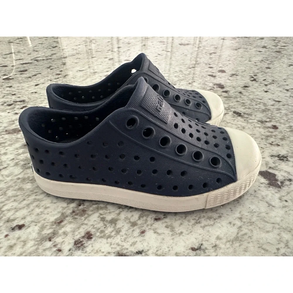 Native navy jefferson shoes sz 6